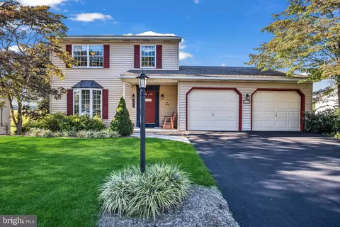 2242 Canterbury Dr, Mechanicsburg, PA 17055