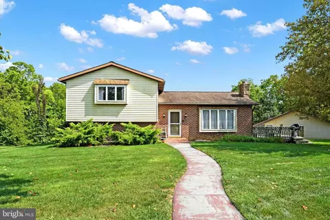 1570 High Meadows Ln, Mechanicsburg, PA 17055