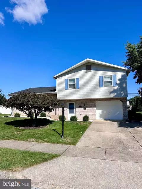 317 Pinewood Dr, Camp Hill, PA 17011