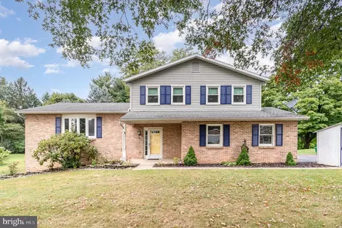 1138 Linn Dr, Carlisle, PA 17013