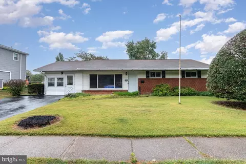 5221 Royal Dr, Mechanicsburg, PA 17055