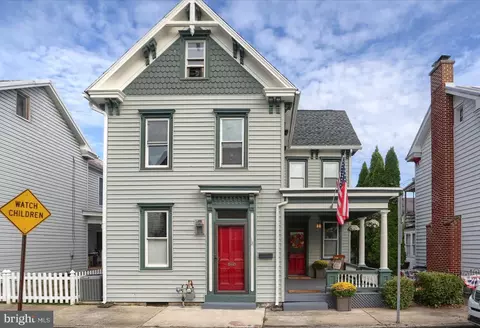 18 W Locust St, Mechanicsburg, PA 17055