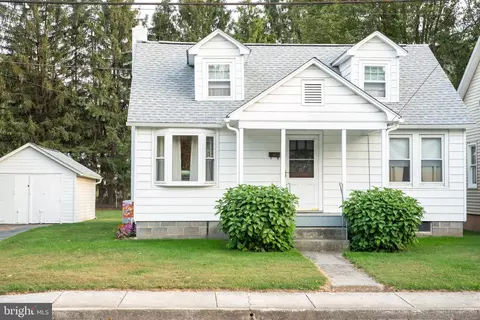 28 E Pine St, Mount Holly Springs, PA 17065