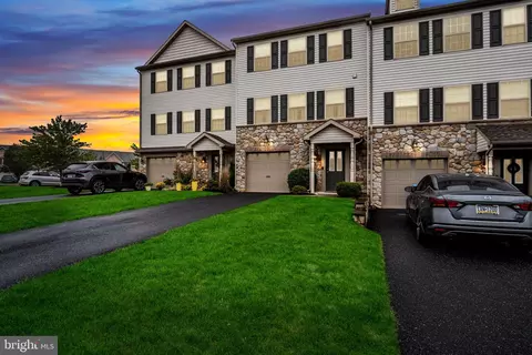 261 Melbourne Ln, Mechanicsburg, PA 17055