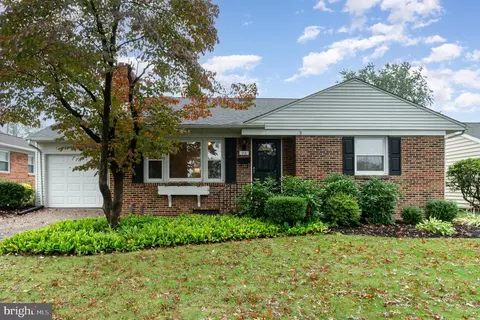 30 Circle Dr, Camp Hill, PA 17011