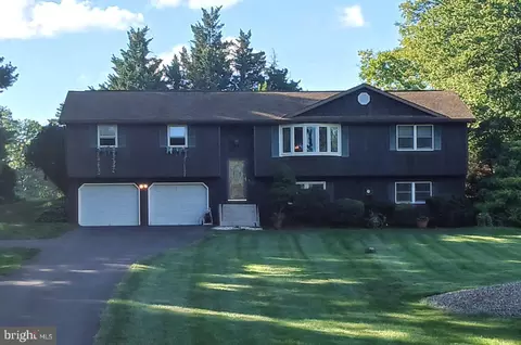 18 Chestnut Dr, Carlisle, PA 17015