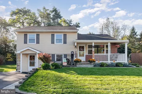 12 Louis Ln, Enola, PA 17025