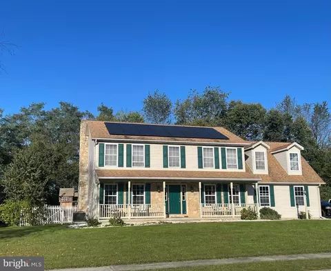 18 Arlington Dr, Carlisle, PA 17015