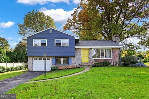 216 Garland Dr, Carlisle, PA 17013