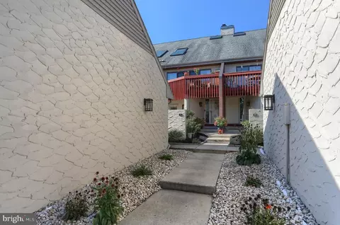 593 Geneva Dr #17, Mechanicsburg, PA 17055