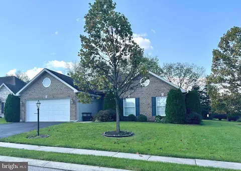 81 Longwood Dr, Mechanicsburg, PA 17050