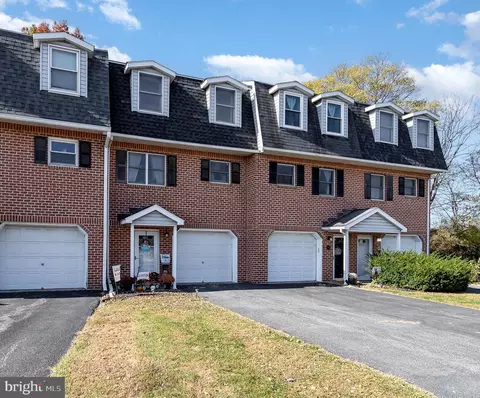 1716 English Dr, Mechanicsburg, PA 17055