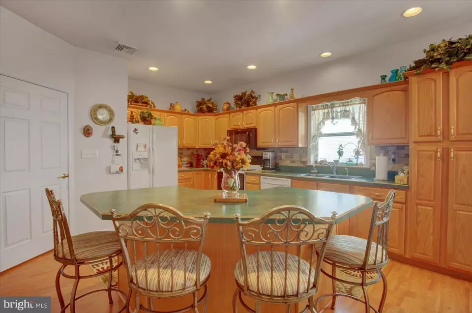 Kitchen - 31 Lantern Ln, Shippensburg, PA 17257 photo 2 of 3