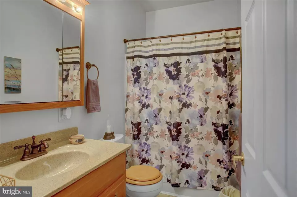 Bath - 31 Lantern Ln, Shippensburg, PA 17257 photo 1 of 1