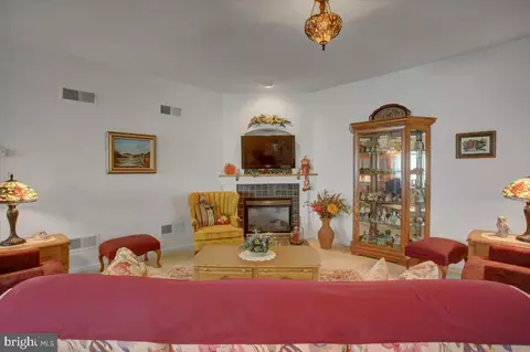 Living - 31 Lantern Ln, Shippensburg, PA 17257 photo 1 of 1