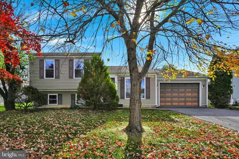 73 Honeysuckle Dr, Mechanicsburg, PA 17050
