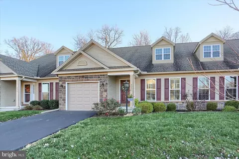 227 Aldenwood Dr, Carlisle, PA 17015