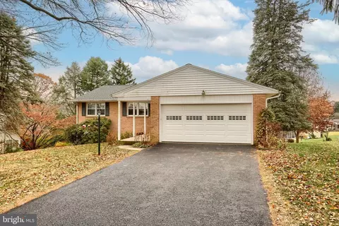 208 Hilltop Rd, Boiling Springs, PA 17007