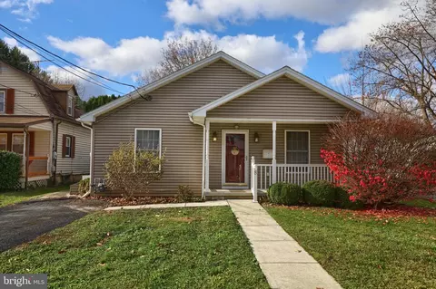 8 S George St, Mechanicsburg, PA 17055
