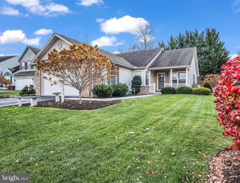 14 Kingsbridge Cir, Carlisle, PA 17013