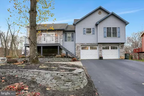 228 Creekwood Dr, Camp Hill, PA 17011