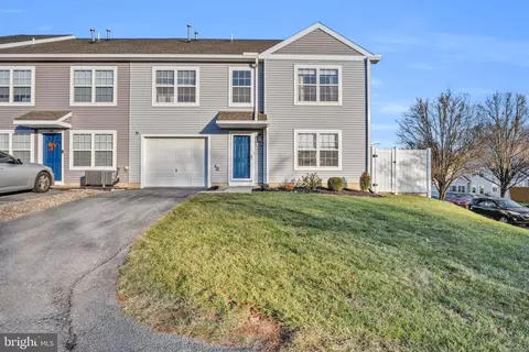 37 Courtyard Dr, Carlisle, PA 17013