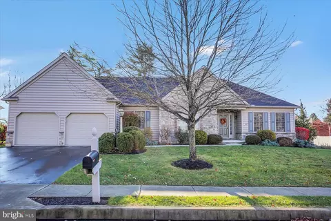 702 Genevieve Dr, Mechanicsburg, PA 17055