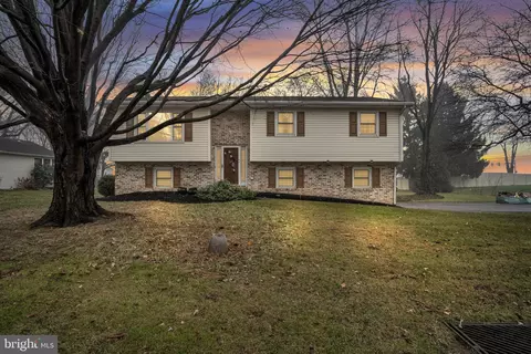 103 Flamingo Dr, Mechanicsburg, PA 17055