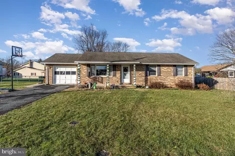 104 Hedge Row Ln, Carlisle, PA 17015