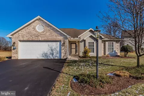 62 Longwood Dr, Mechanicsburg, PA 17050