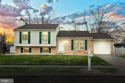 805 Briarwood Ln, Camp Hill, PA 17011