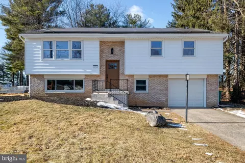 6050 Edward Dr, Mechanicsburg, PA 17050