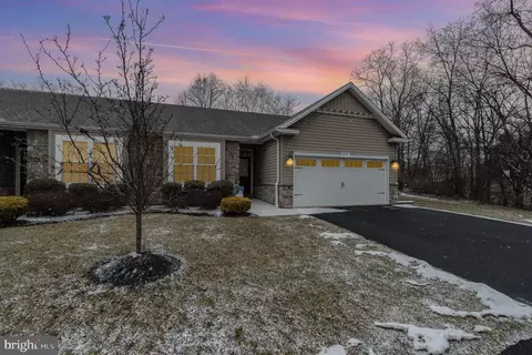 6275 Thornhill Ln, Mechanicsburg, PA 17050