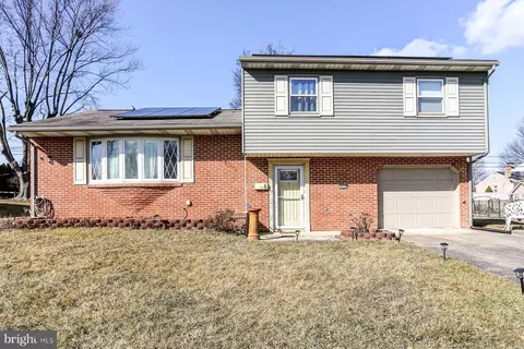 313 Pinewood Dr, Camp Hill, PA 17011