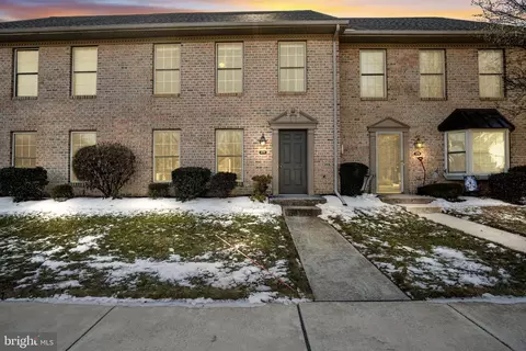 379 Melbourne Ln, Mechanicsburg, PA 17055
