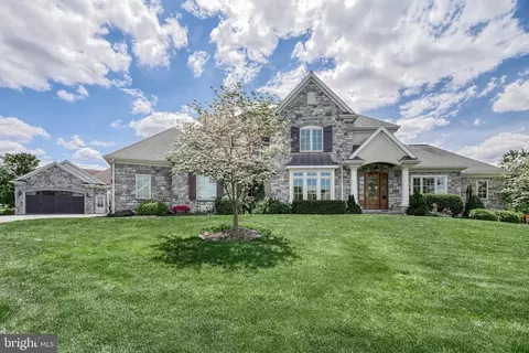 396 Lake Dr, Mechanicsburg, PA 17055