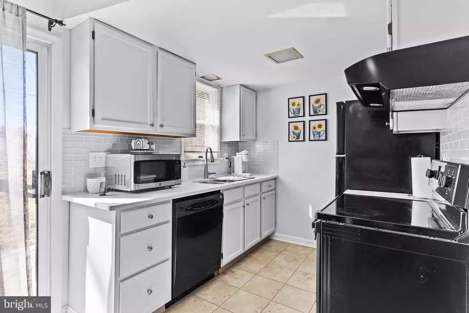 Kitchen - 627 Gates Ln, Enola, PA 17025 photo 3 of 3