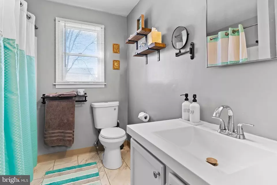 Bath - 627 Gates Ln, Enola, PA 17025 photo 2 of 2