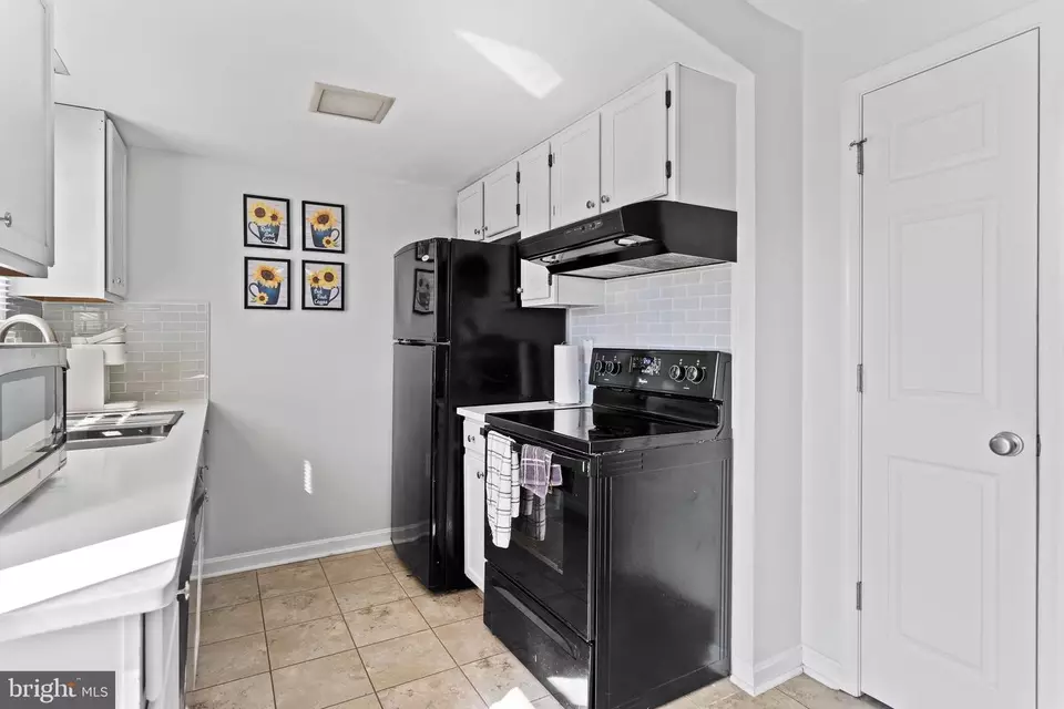 Kitchen - 627 Gates Ln, Enola, PA 17025 photo 2 of 3