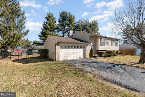 817 Briarwood Ln, Camp Hill, PA 17011