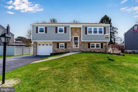 1217 Gross Dr, Mechanicsburg, PA 17055