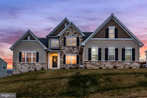 2002 N Fall Harvest Dr, Mechanicsburg, PA 17055
