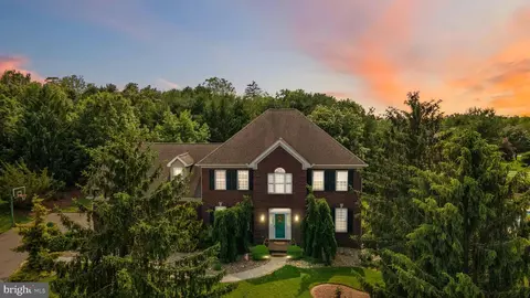 5 Meadow View Ct, Mechanicsburg, PA 17050