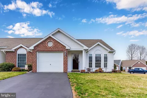 32 Greenfield Dr, Carlisle, PA 17015