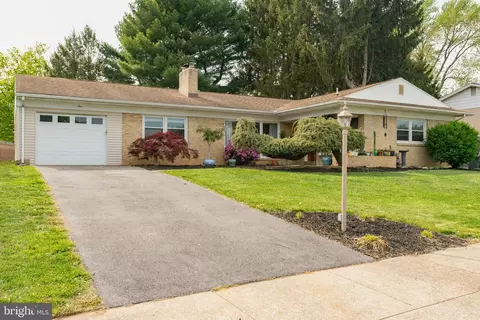 4 Grinnel Dr, Camp Hill, PA 17011