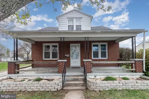8 W Pine St, Enola, PA 17025