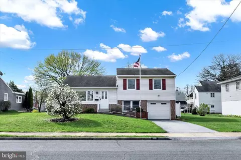 106 E Woodland Dr, Mechanicsburg, PA 17055