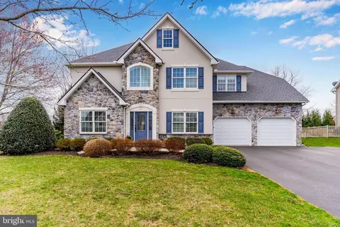 211 Shirley Ln, Boiling Springs, PA 17007