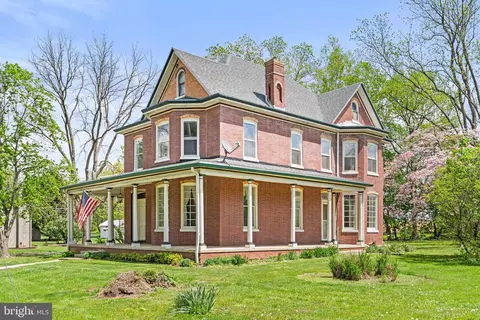369 Mountain Rd, Boiling Springs, PA 17007