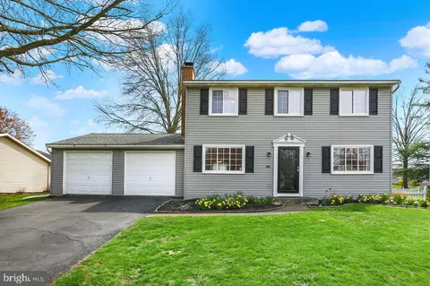 1111 Granada Ln, Mechanicsburg, PA 17055